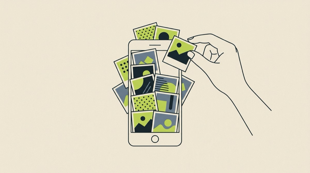 Illustration: ein Smartphone voller Fotokacheln, eine wird herausgehoben.
